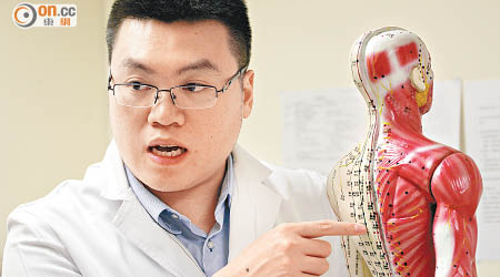 林榮聰指出，以艾灸刺激背部的膈俞穴，有助疏通血氣，紓緩痛楚。