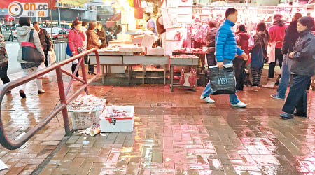 智芳街疑有肉檔將豬內臟放於行人路，有市民不滿食環署縱容阻街情況。