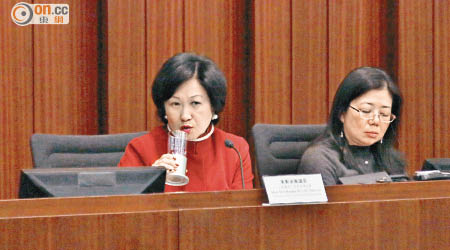 葉劉淑儀（左）尋日主持會議無遇拉布兼獲泛民議員大讚。（徐家浩攝）