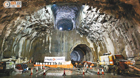 以鑽挖方式建造的馬仔坑至鑽石山段下行隧道，將於四月完成工程。（羅錦鴻攝）