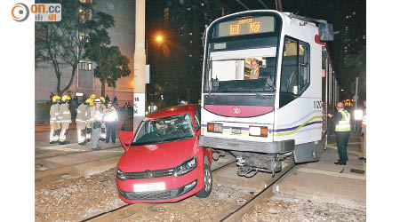 私家車與輕鐵相撞，夾在列車和電纜柱之間。（林振華攝）