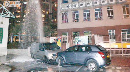 客貨車被四驅車截停後撞毀水喉，水花四濺。（羅貴明攝）