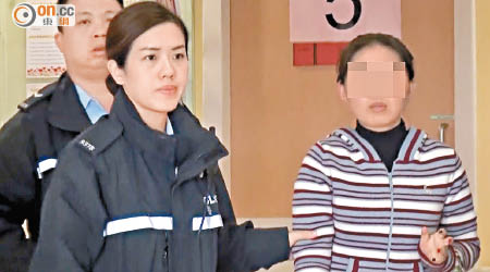 涉案婦人被警方拘捕。（李子強攝）