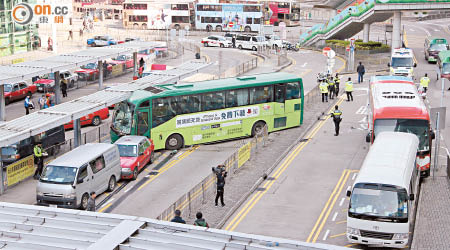 旅遊巴失控釀六車相撞意外。