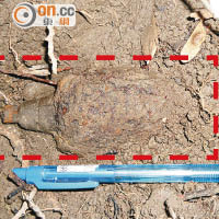 發現的迫擊炮彈（紅框示）陷在泥中。（David提供）