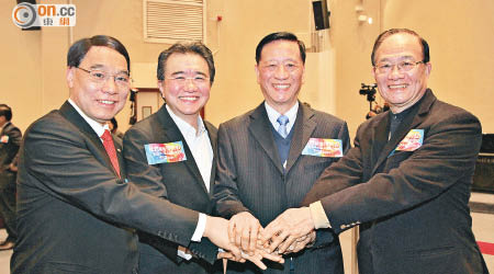 浸大校長錢大康（左二）與前校長陳新滋（左一）、吳清輝（右二）及謝志偉趁校慶聚首一堂。