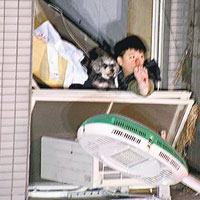 小孩與狗在窗邊等待救援。（中時電子報圖片）