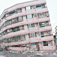 歸仁信義北路一幢七層公寓倒塌。（互聯網圖片）
