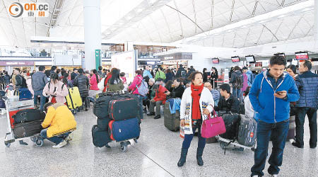 長假開始，機場有大批離港賀歲市民。