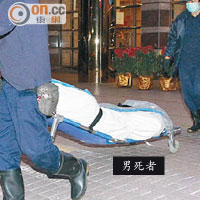 男死者遺體舁送殮房。（文健雄攝）