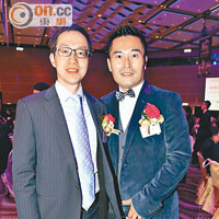 品牌局委員盧金榮（左）笑言兩名囡囡好鍾意食僑豐行行政總裁黃偉鴻（右）公司出產的餅乾。