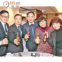 傑青團年晚宴 <br>傑青協會前主席甄韋喬（中）與秘書長鍾志樂（左起）、委員梁裕龍、前傑青辛小紅（右二）及辛小玲（右一）兩姊妹齊飲茅台果汁賀年。