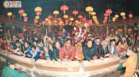 黃大仙祠 <br>善信爭上頭炷香，場面墟冚。（袁志豪攝）