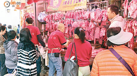 灣仔鵝頸街市人頭湧湧，市民興致勃勃選購團年飯食材。（何駿軒攝）