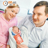 Van Bochove（右）表示，沒想到女兒較預產期早一個月搶閘出生。（洪業銘攝）