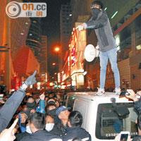 有疑似本土民主前線成員爬上車頂指罵警員。