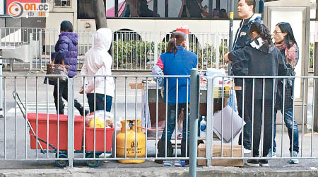 有小販將熟食車及石油氣罐搬到友愛輕鐵站外擺賣。