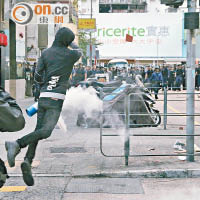 警方不敢發射催淚彈，反而有暴徒向警員投擲疑似煙霧餅及磚頭。