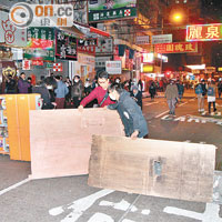 9/2 00:00 <br>示威者在山東街用木板作路障。