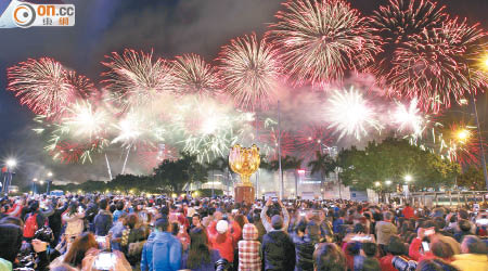 年初二煙花匯演吸引近三十萬市民在維港夾岸觀賞。（高嘉業攝）