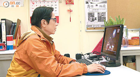 黃國健翻看東網報道，講解他們對暴亂的感受。