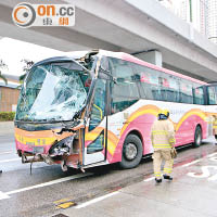 旅巴擋風玻璃爆裂，車頭損毀。（梁卓明攝）