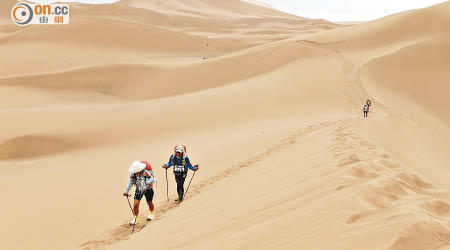 冼Sir為本港首名走完極地長征四個沙漠回合的長跑選手。（港大醫學院提供）