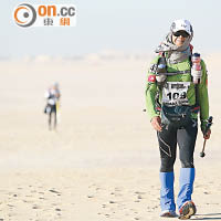 冼Sir為本港首名走完極地長征四個沙漠回合的長跑選手。（港大醫學院提供）