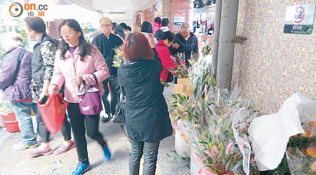 攤販擺賣後令原本狹窄的通道變得更擠擁，選購及途經的市民擠成一團。