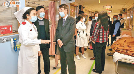 梁栢賢（左二）與袁銘輝（左三）到公院內科病房了解病房擠迫情況。