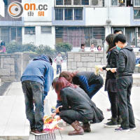 親友到現場路祭。（李子強攝）