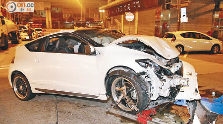 肇事私家車車頭毀爛。（張曉楠攝）