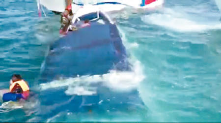 觀光船沉沒後，有乘客在海中待救。（互聯網圖片）