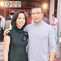 劉玉蓮（左）與丈夫余漢坤（右）及子女一同食盆菜慶新年。
