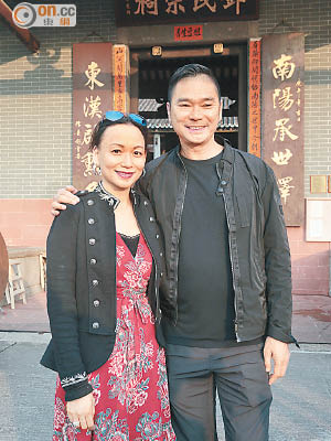 鄧達智（右）獲楊素珊（左）等一班好友出席每年一度嘅盆菜宴。（徐家浩攝）