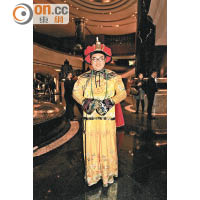 東華三院一百四十五周年慈善晚宴 <br>東華三院副主席李鋈麟的皇帝扮相維肖維妙。（葉華英攝）