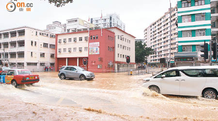 本港不少路陷均由爆水管令水土流失而導致。