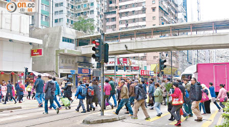 行人天橋附近地面設有過路處，導致天橋使用率偏低。