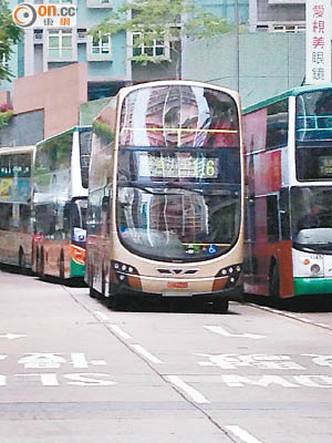 有居民指鰂魚涌祐民街不時有巴士停泊在站頭範圍以外，造成阻塞。（讀者提供）