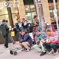 尖沙咀<BR>假難民不單「行行企企」，部分還蹲着和坐着，影響行人。