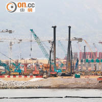 造價升至近三百五十九億元的港珠澳大橋香港段曾發生多種問題。