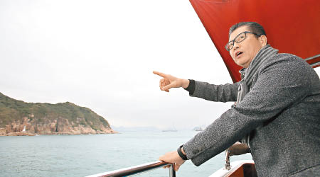 陳茂波在船上視察東大嶼都會的擬填海範圍。（洪業銘攝）