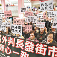 罷市商戶在街市外示威，不滿被領展「賣豬仔」。（陳德賢攝）