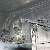 劏房走廊嚴重燒毀，懷疑是電箱電線短路引致。