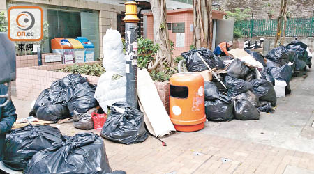 黃泥涌道休憩處一帶早前堆積大量垃圾，市民促請食環署加強巡查。（讀者提供）
