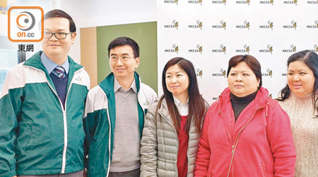 黃子瑋（左一）及郭俊泉（左二）呼籲醫管局重開夜診服務。黃女士（右二）及鄧女士（右一）為精神病康復者。（鍾君容攝）