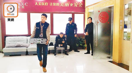 深圳公安取走中心的閉路電視硬盤調查。（黃少君攝）