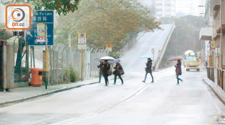 若遇雨天，市民需同時撐傘及左右張望，過路情況更驚險。