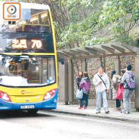 每到放工時間，市民多會橫過馬路到巴士站候車。