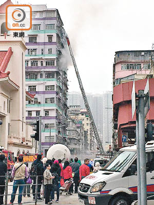 大批街坊在火警現場圍觀。（讀者提供）